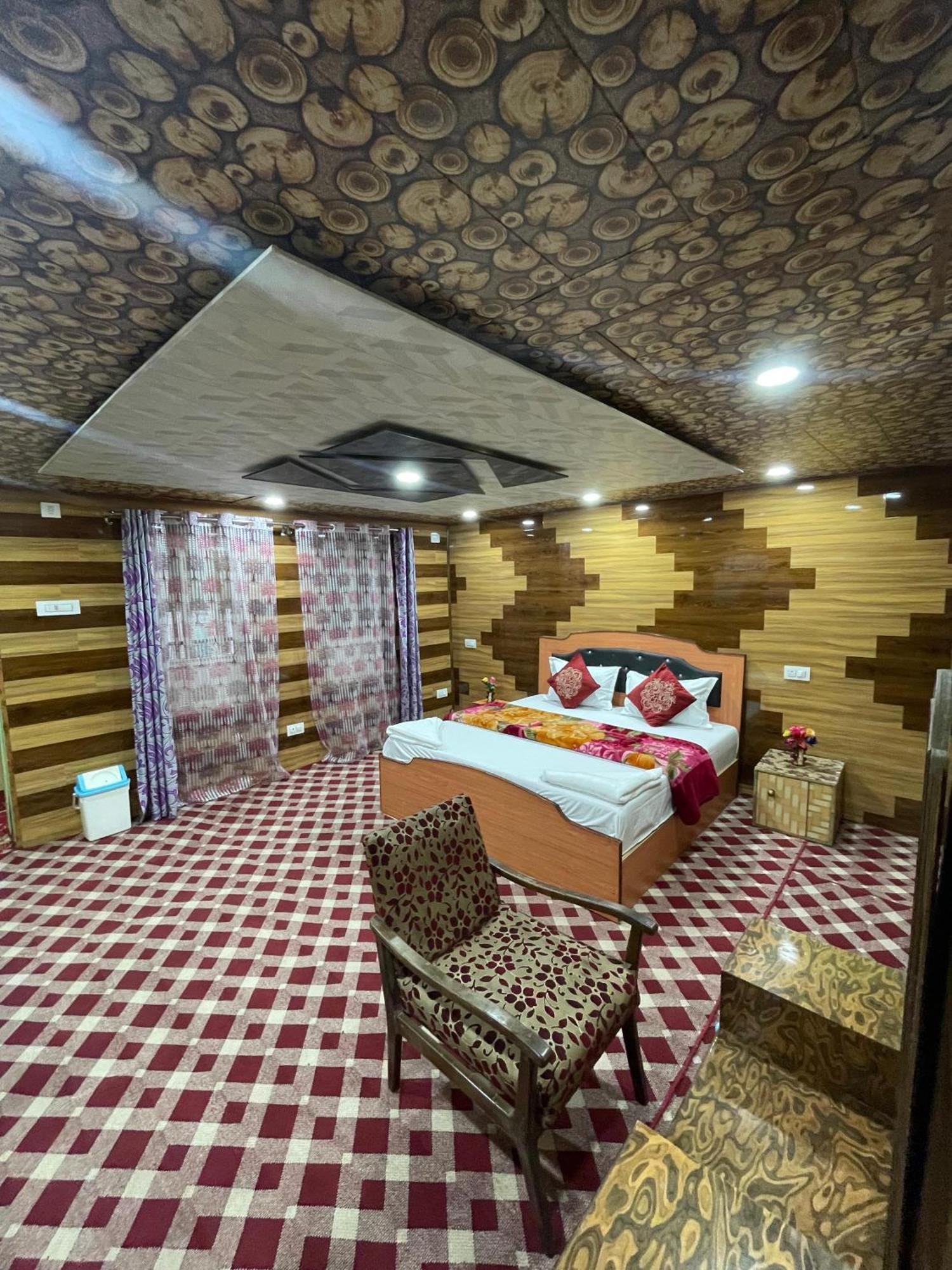 Hotel Heritage New Moon Group Of Houseboat Srinagar (Jammu and Kashmir)