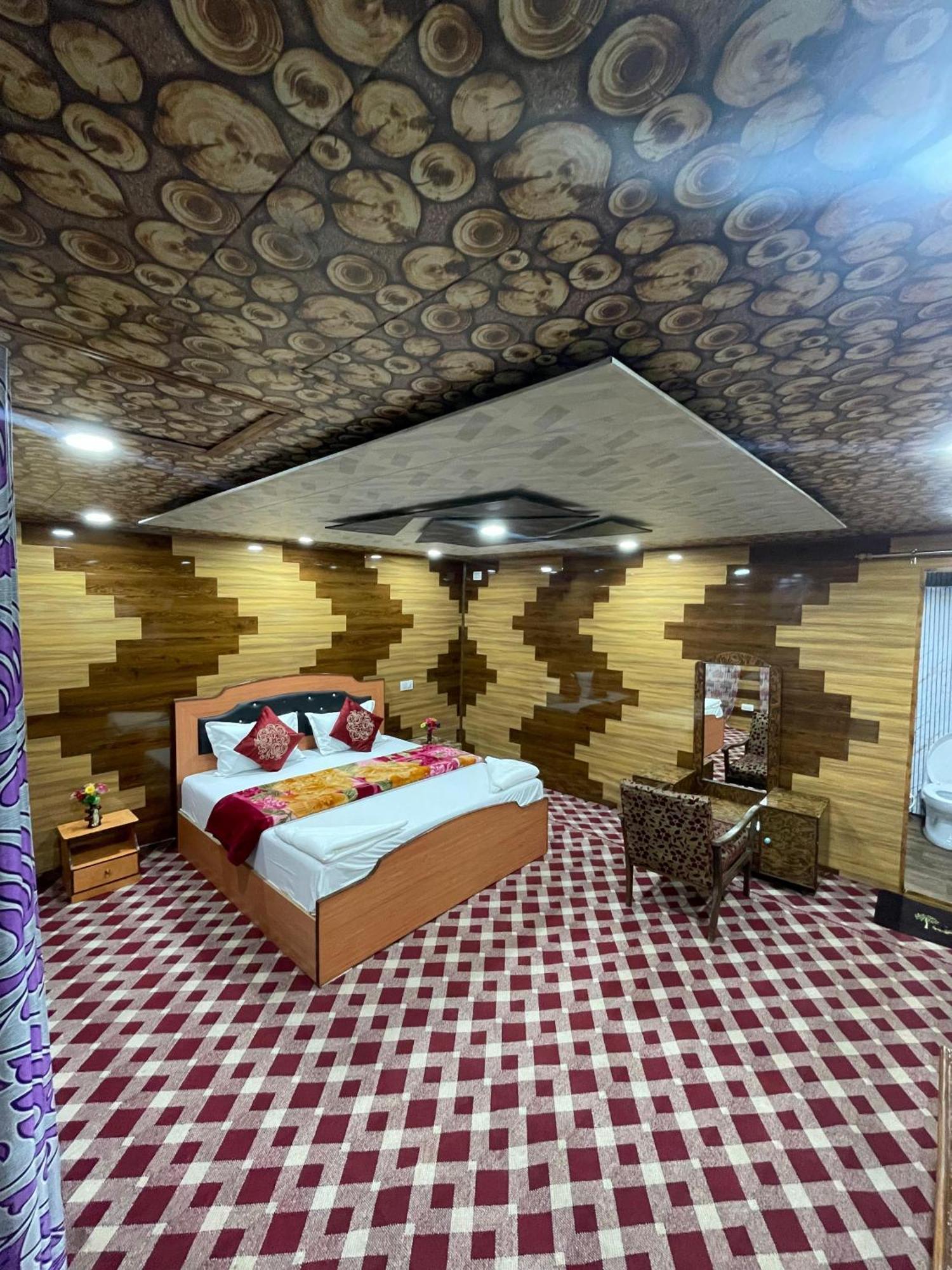 Heritage New Moon Group Of Houseboat Hotel Srinagar (Jammu and Kashmir)