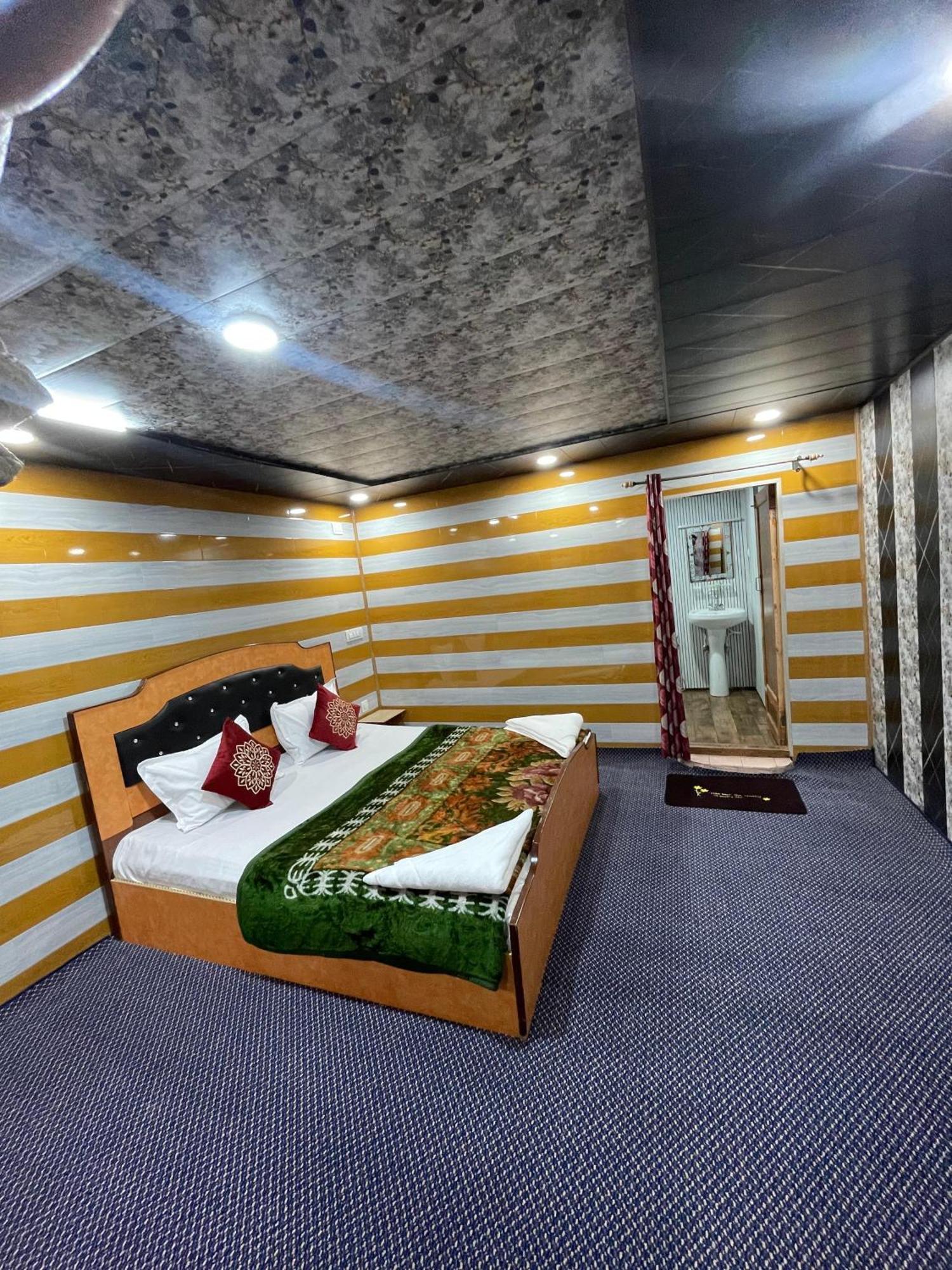 Hotel Heritage New Moon Group Of Houseboat Srinagar (Jammu and Kashmir)