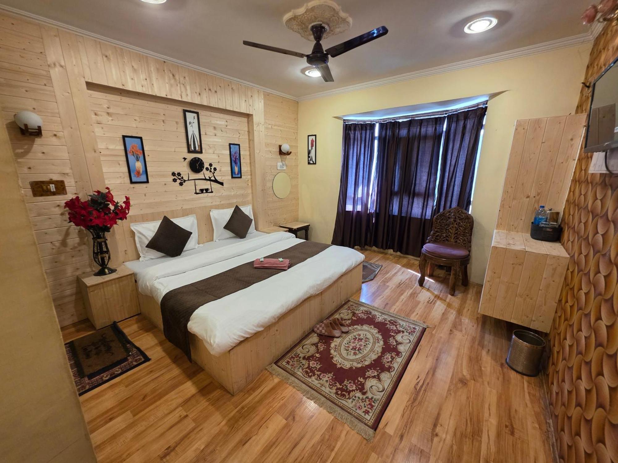 Young Mamta Hotel Srinagar (Jammu and Kashmir)