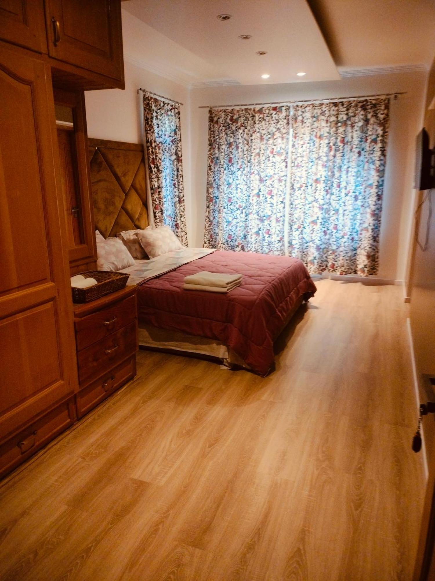 Guest house New Zamrood Srinagar (Jammu and Kashmir)