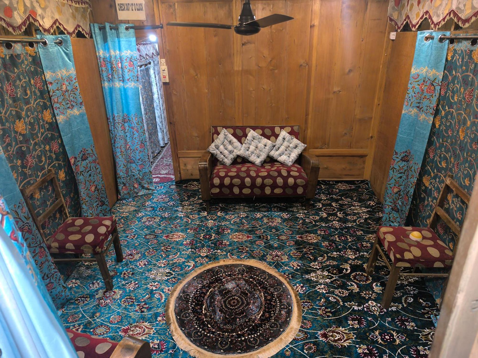 Hotel K2 Houseboat *