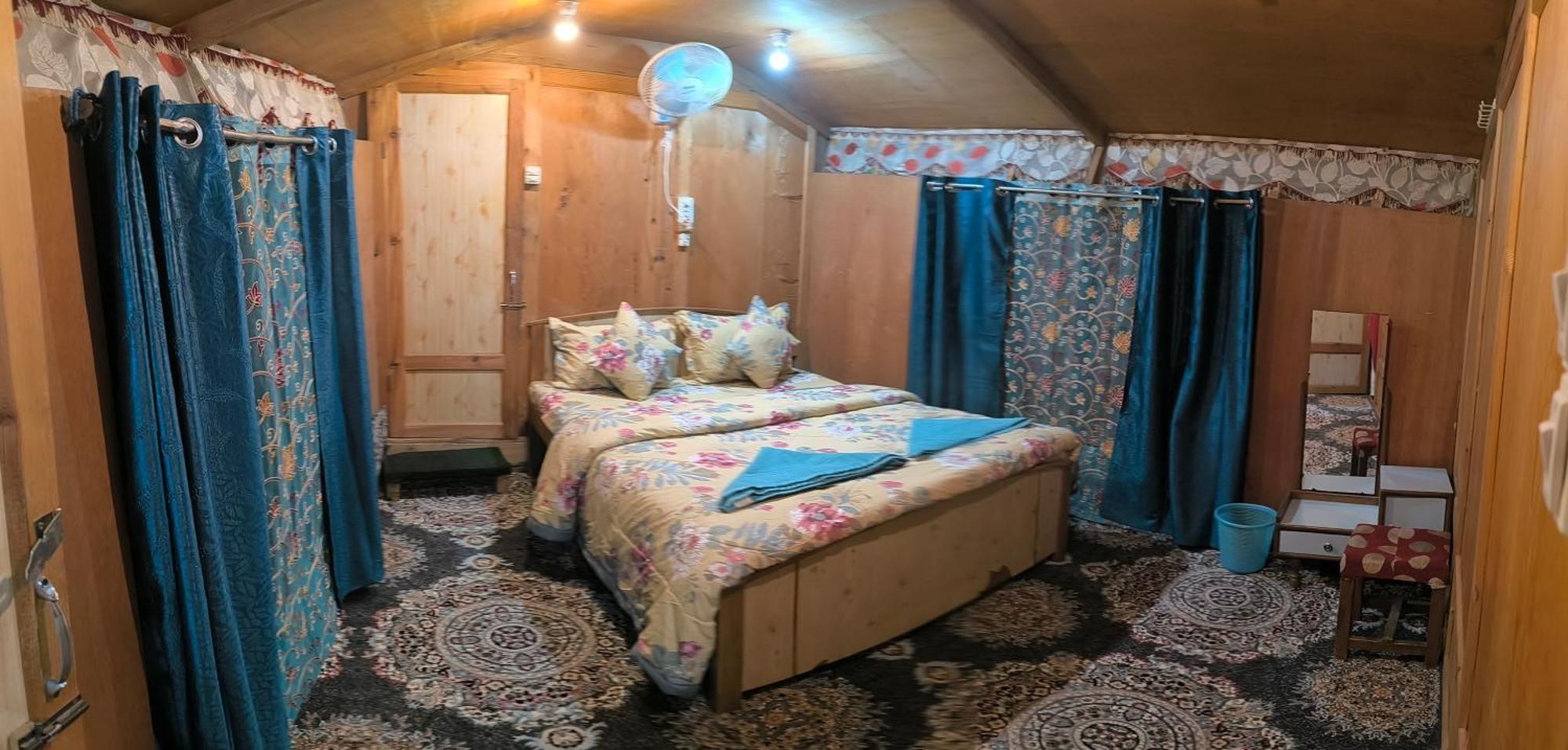Hotel K2 Houseboat Srinagar (Jammu and Kashmir)