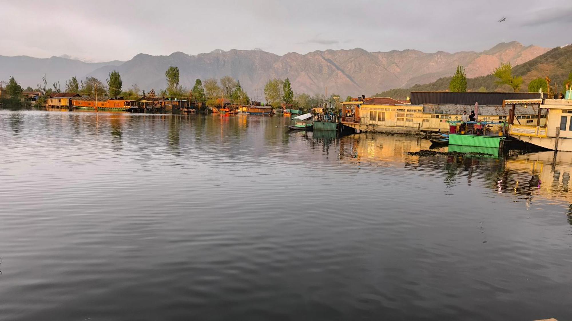 K2 Houseboat * Srinagar (Jammu and Kashmir)