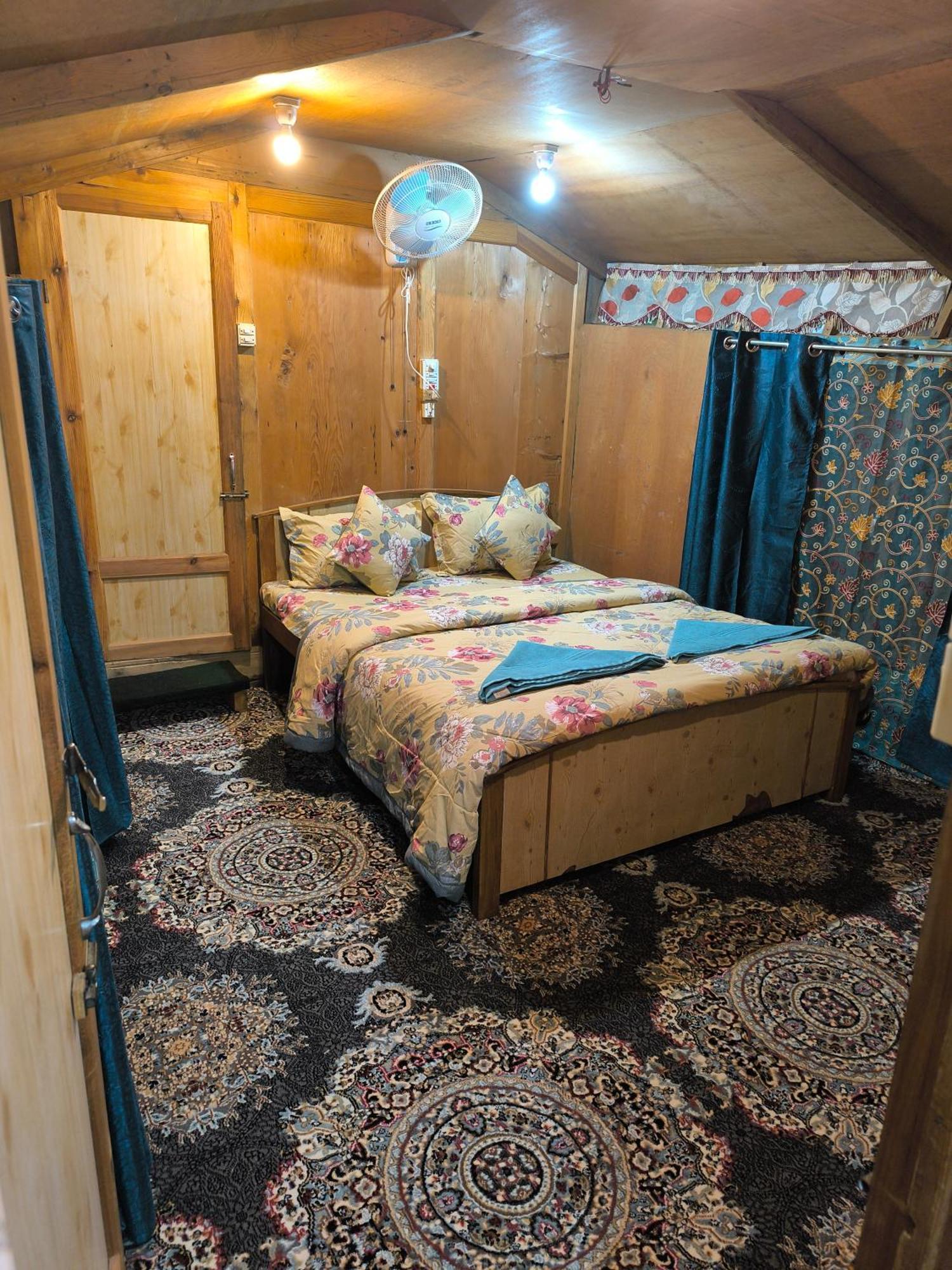 Hotel K2 Houseboat