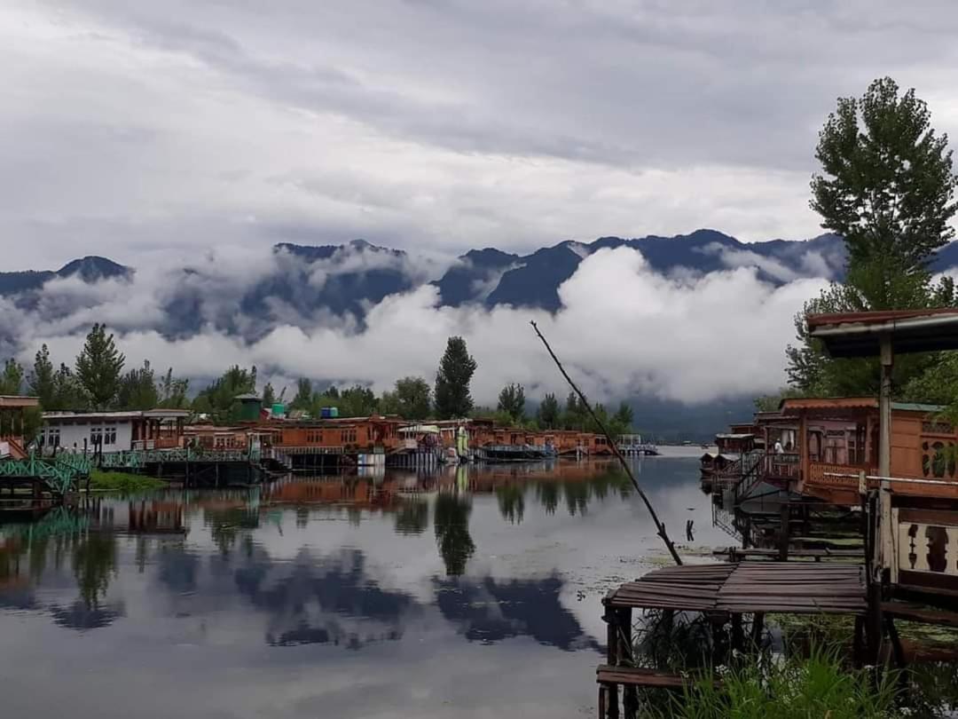 New Dunhill Houseboat Bed & Breakfast
