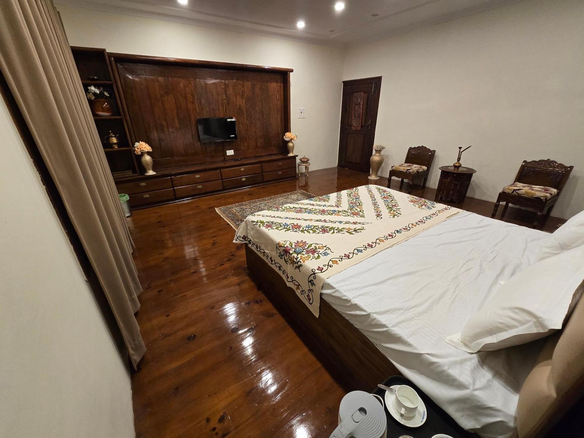 Taha Comfort Homestay Srinagar (Jammu and Kashmir)