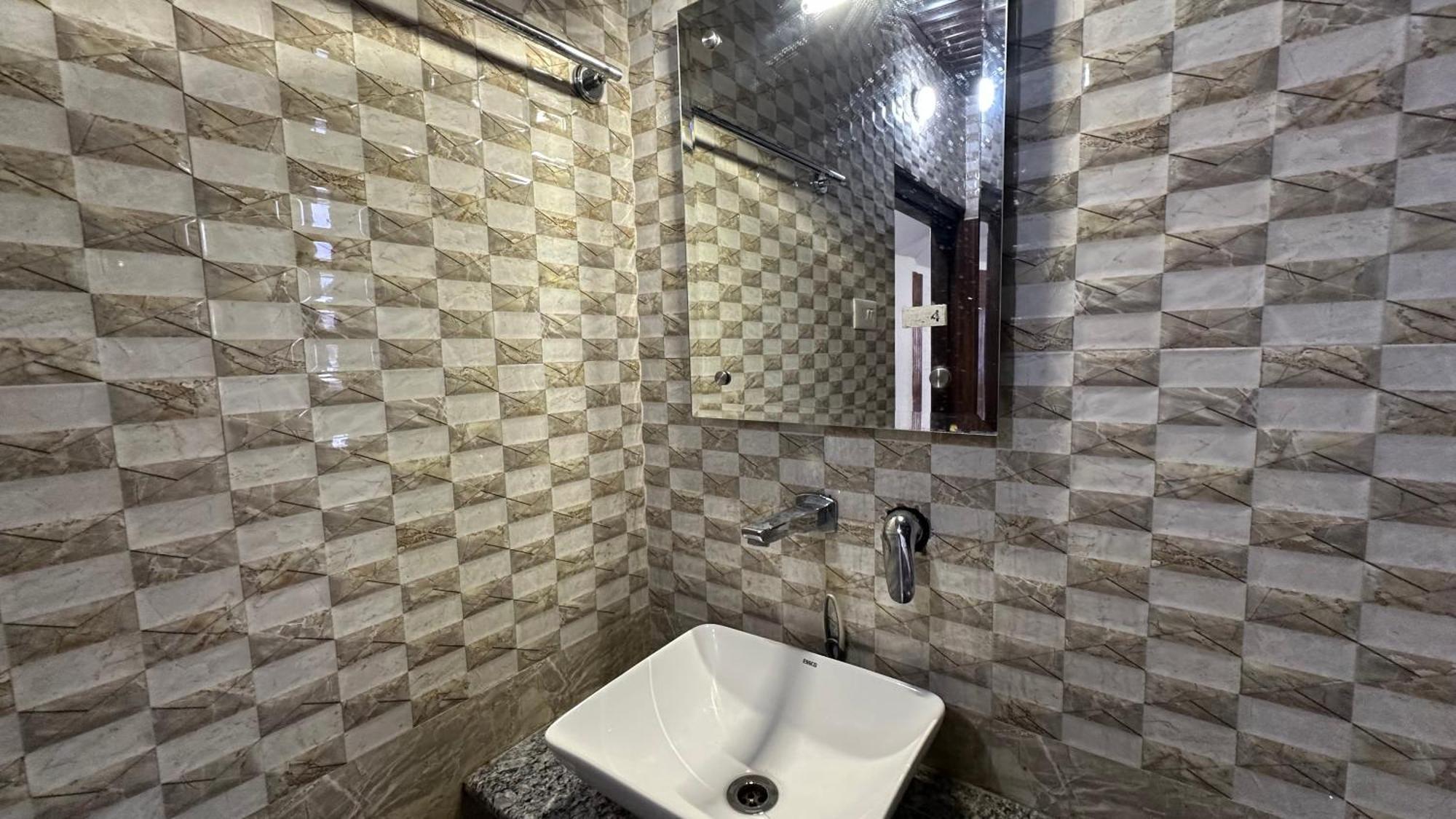 Hotel Main Street Srinagar (Jammu and Kashmir)