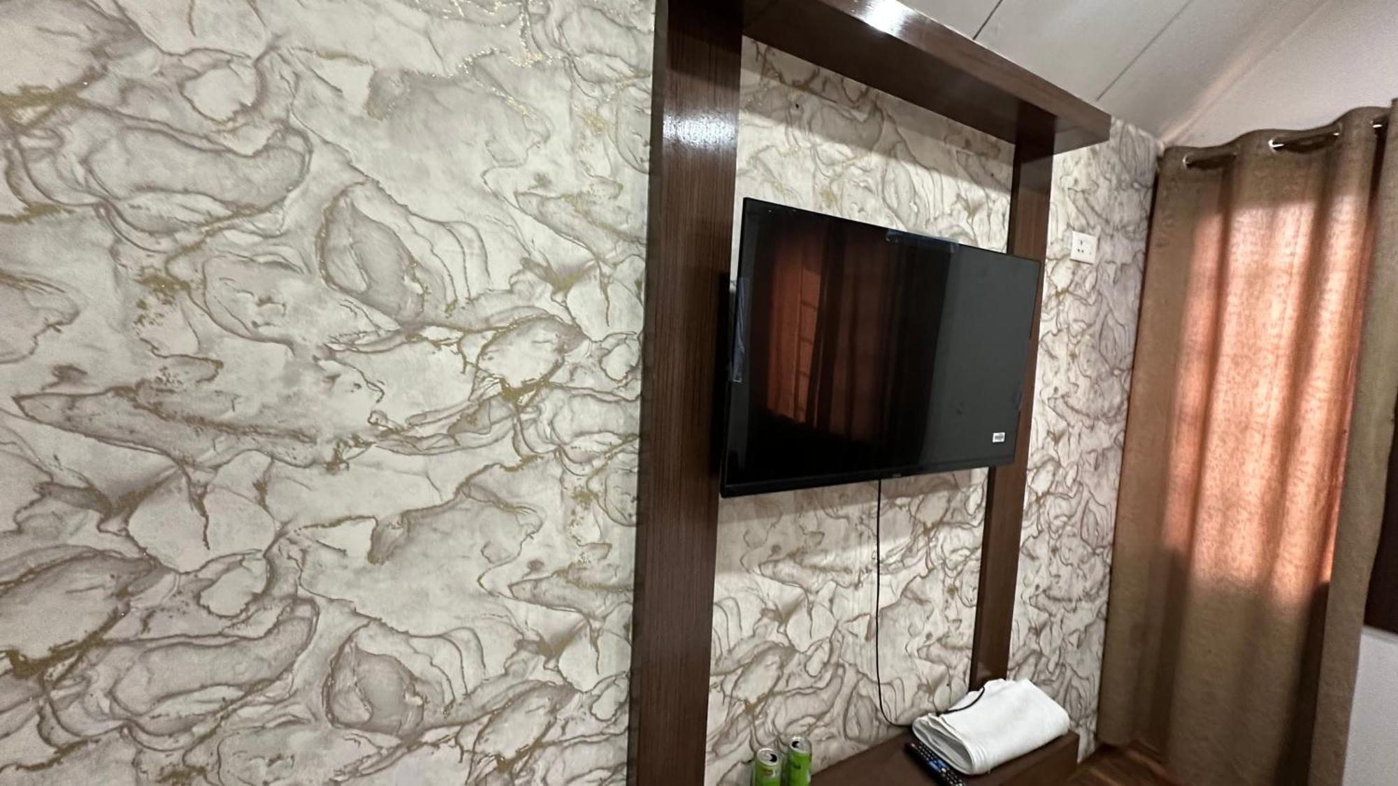 Hotel Main Street Srinagar (Jammu and Kashmir)
