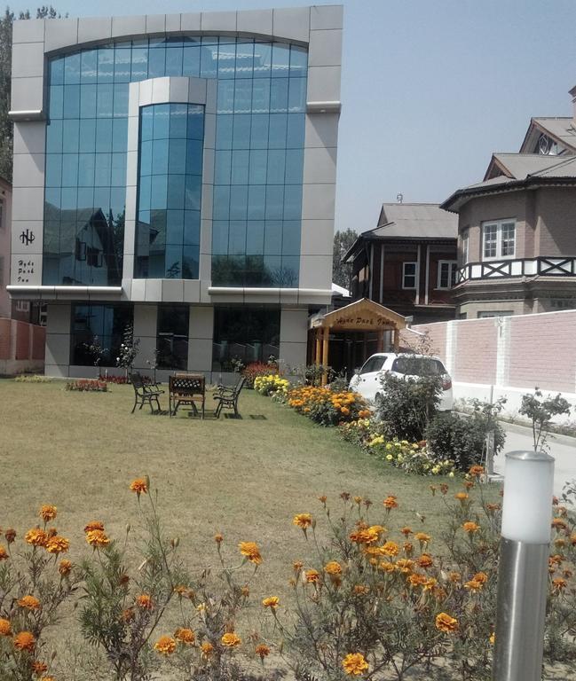 The Hyde Park 2* Srinagar (Jammu and Kashmir)