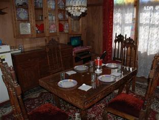 Houseboat Ambassador Botel 3*