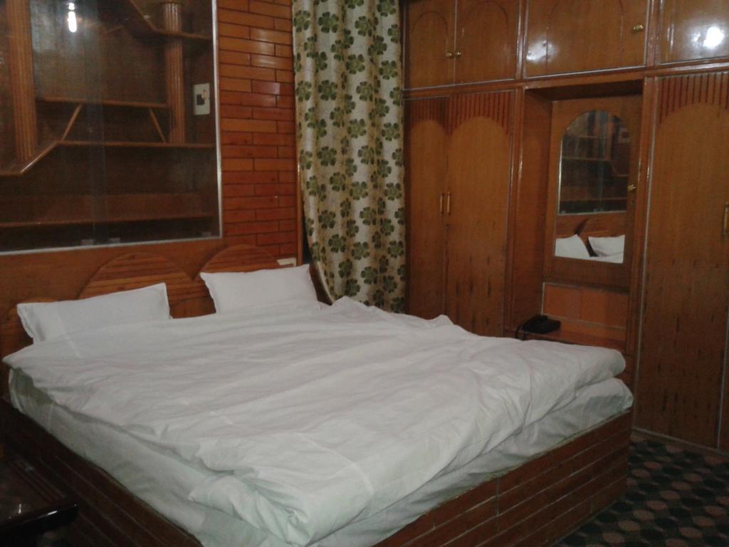 New Kashmir Palace Guest house *