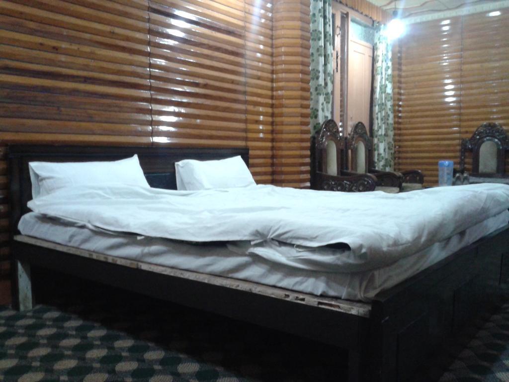 New Kashmir Palace Guest house *