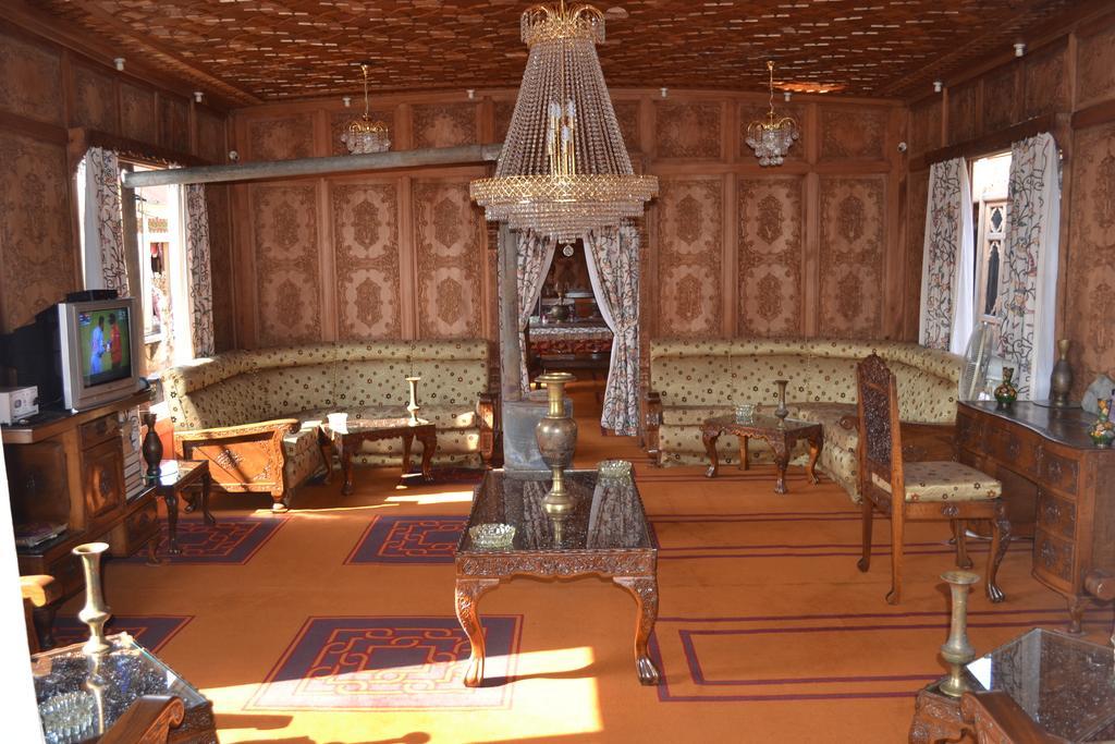 Hotel Houseboat Amina Group *