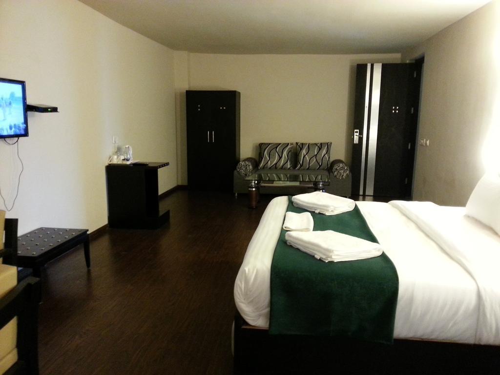 Hotel Aksa Srinagar (Jammu and Kashmir)