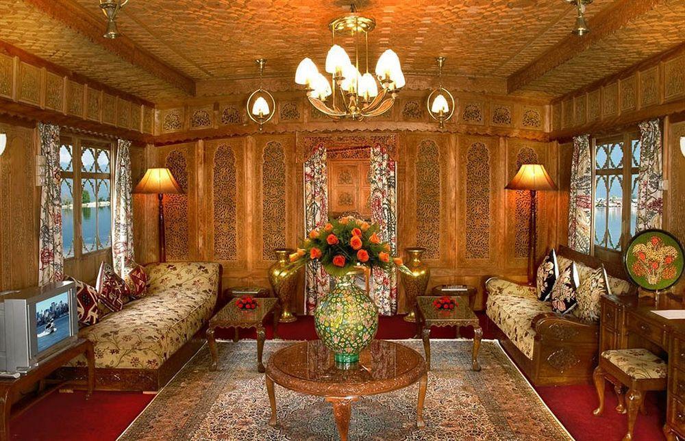 Welcomheritage Gurkha Houseboats Hotel