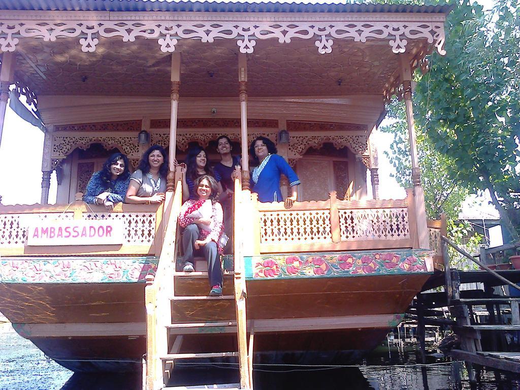 Houseboat Ambassador Botel