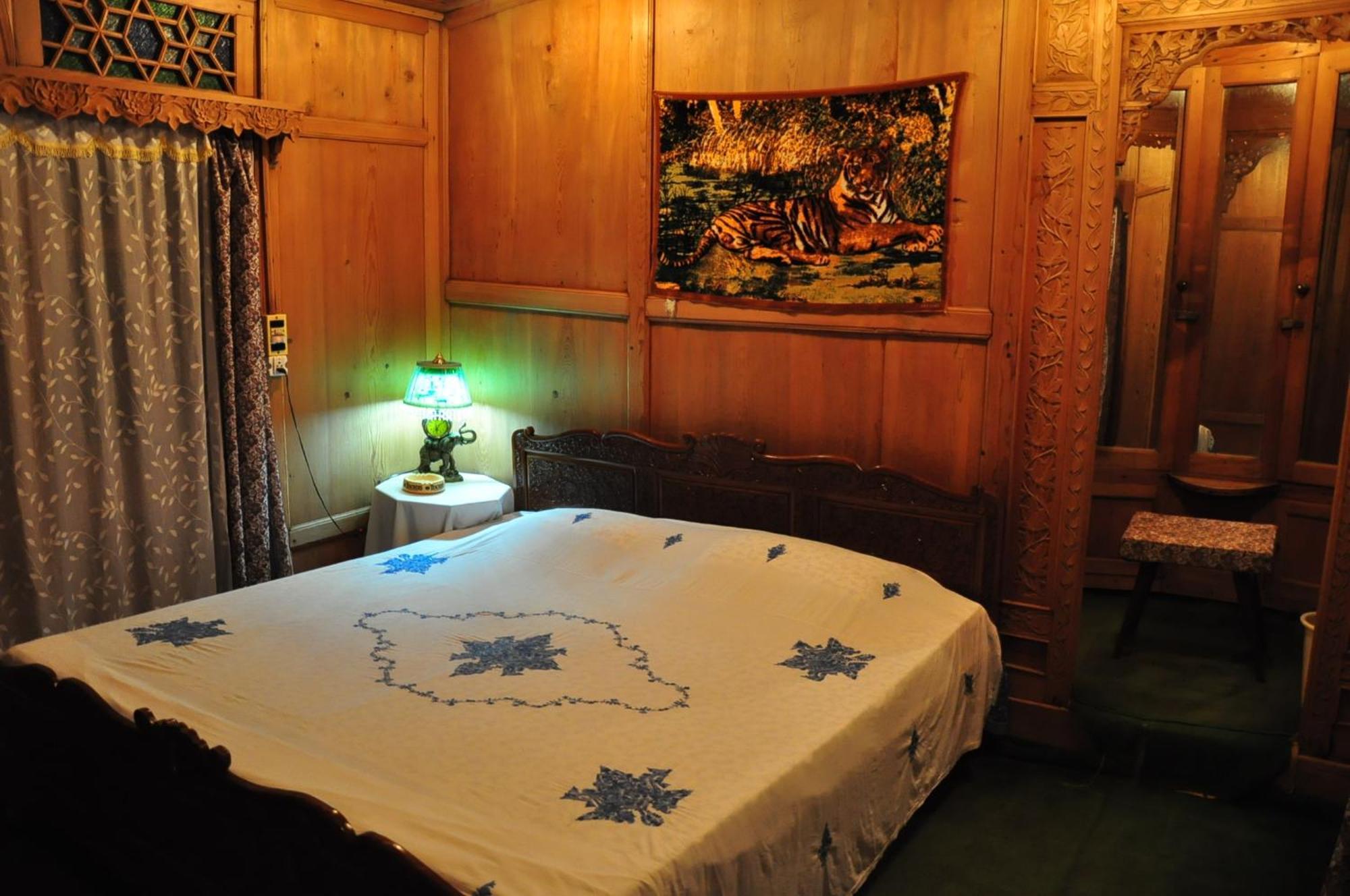 Botel Golden Crest Dallake