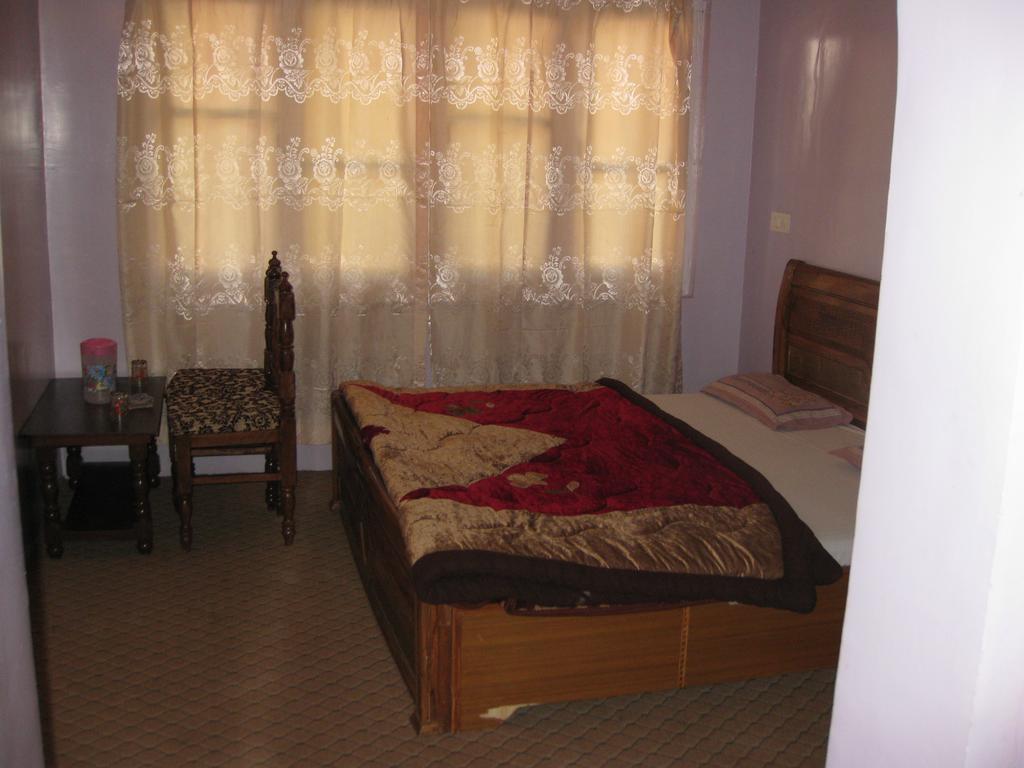 Hotel Gulistan Srinagar (Jammu and Kashmir)