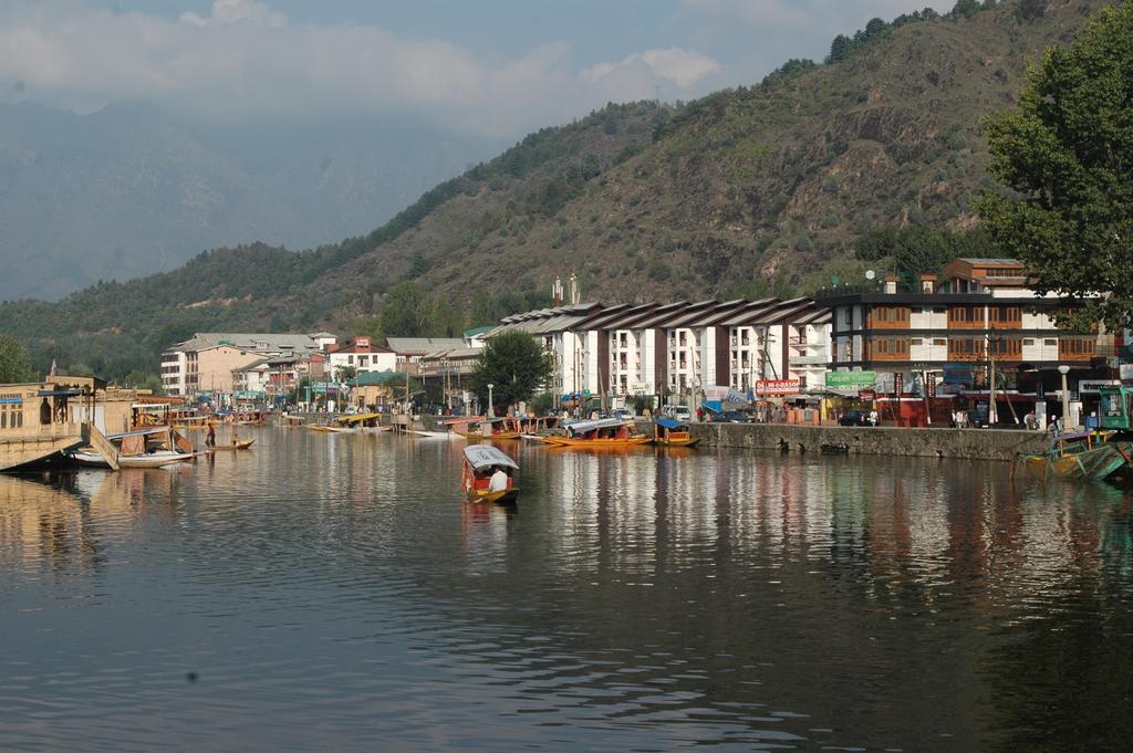 Hotel Hotel Akbar At Dal Lake Ghat Number 1 3*