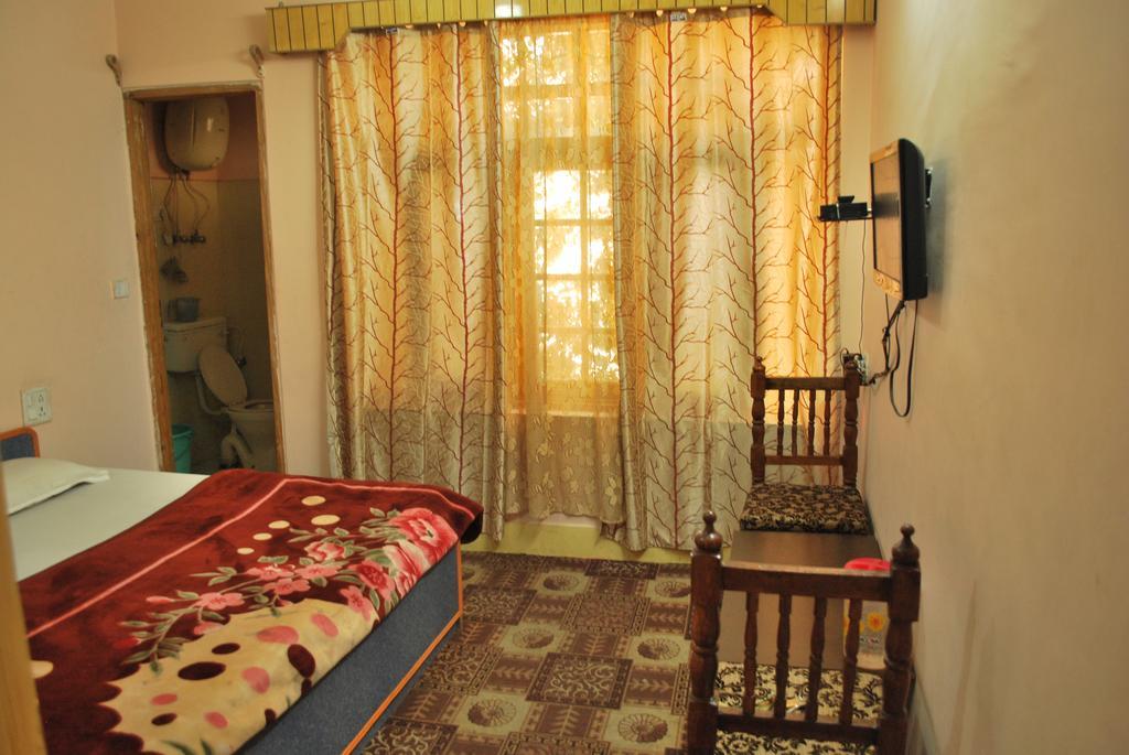 Hotel Gulistan Srinagar (Jammu and Kashmir)
