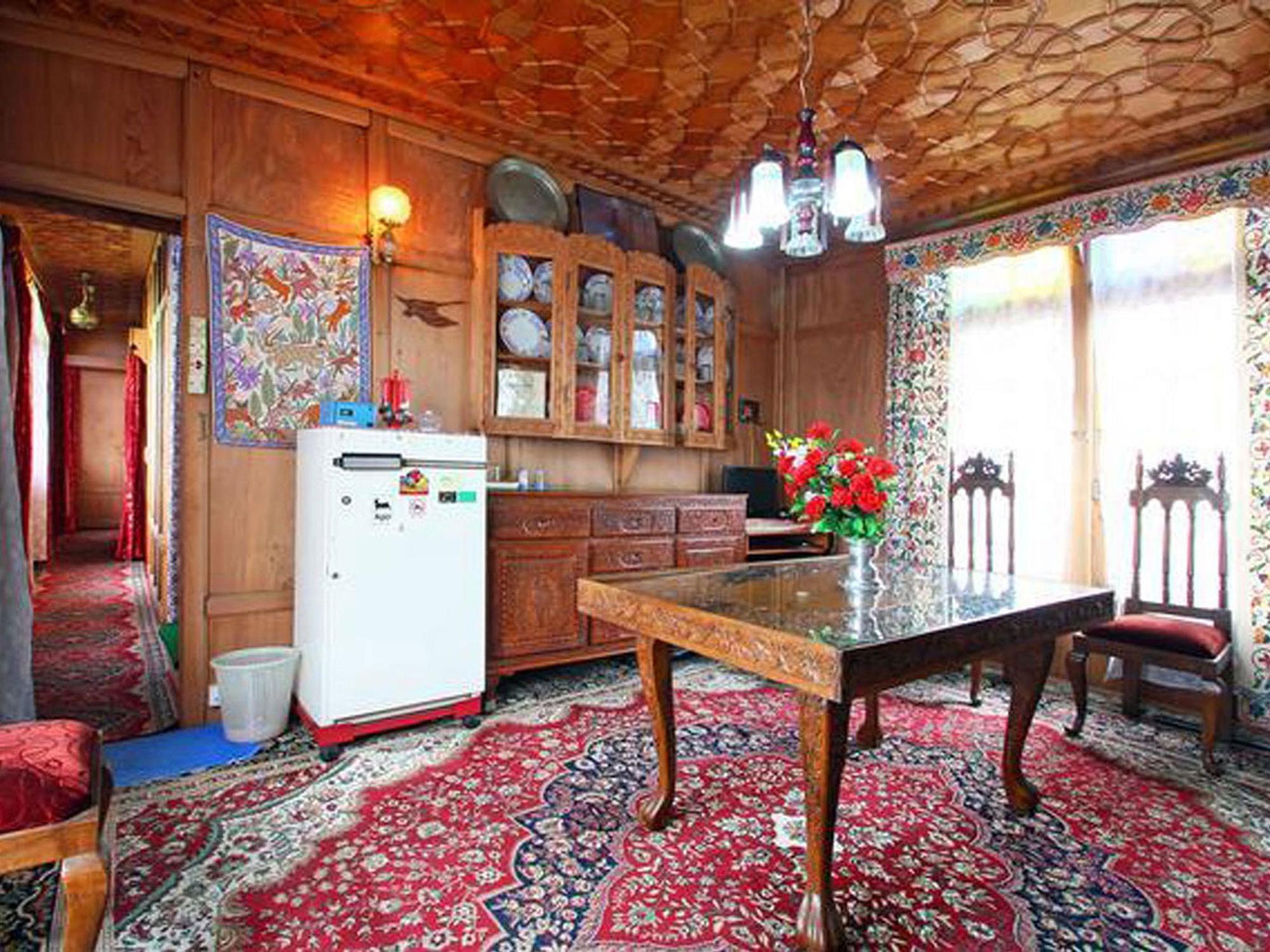 Houseboat Ambassador 3* Srinagar (Jammu and Kashmir)