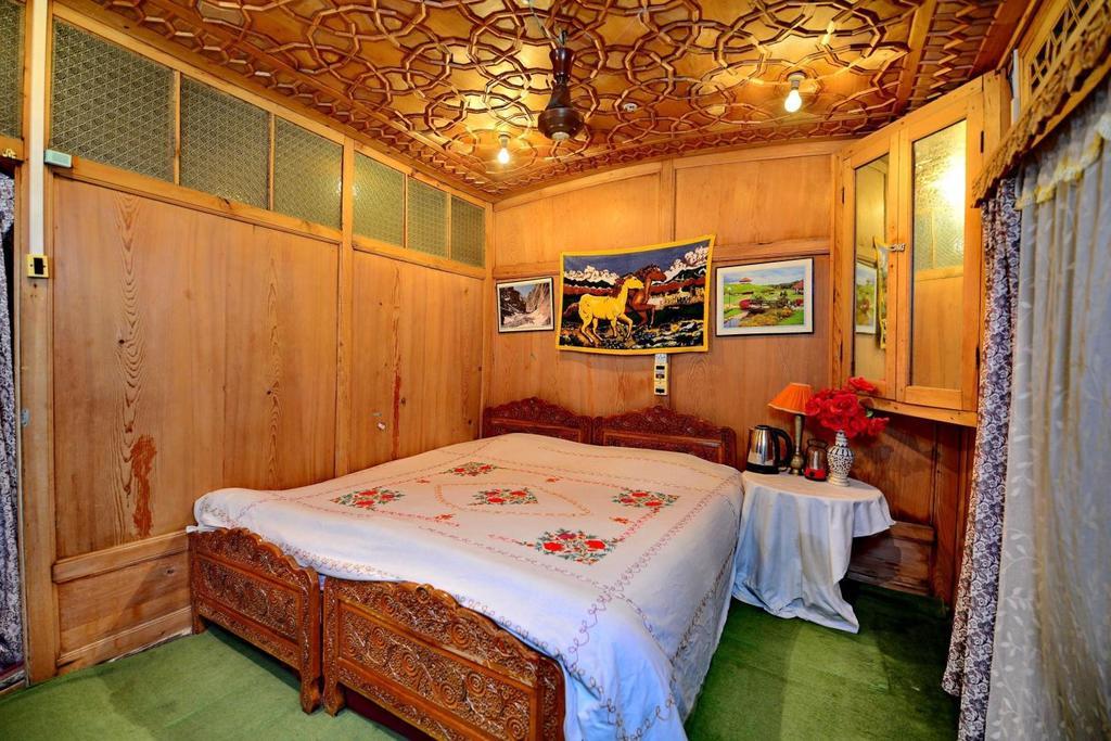 Botel Golden Crest Dallake