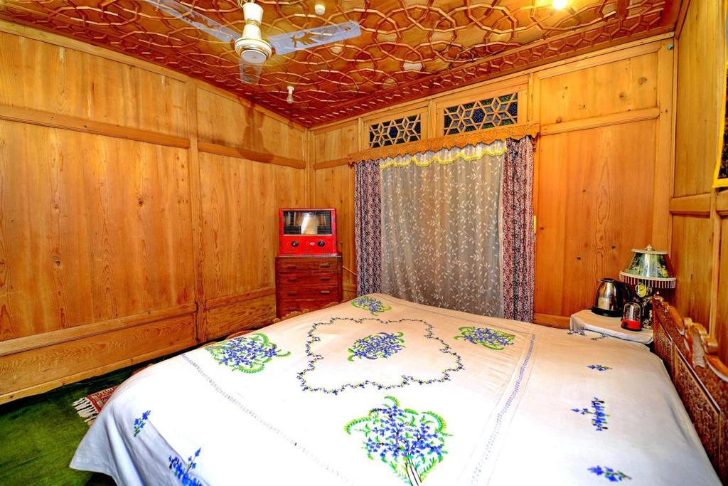 Botel Golden Crest Dallake