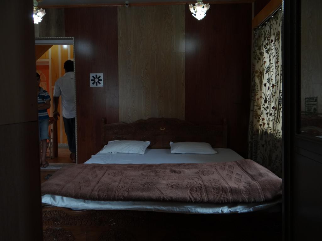Guest house Lassa Bhat *