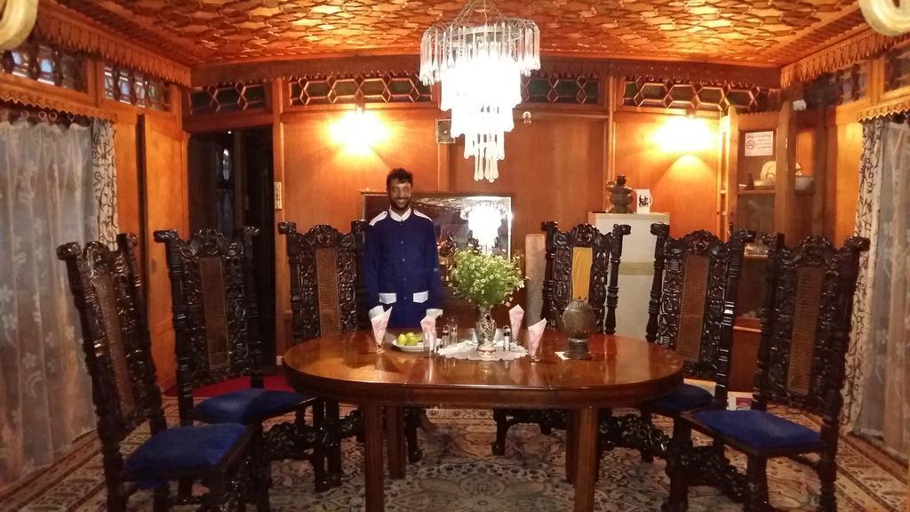 Botel Jacqueline Houseboat *
