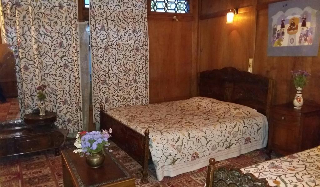 Jacqueline Houseboat * Srinagar (Jammu and Kashmir)