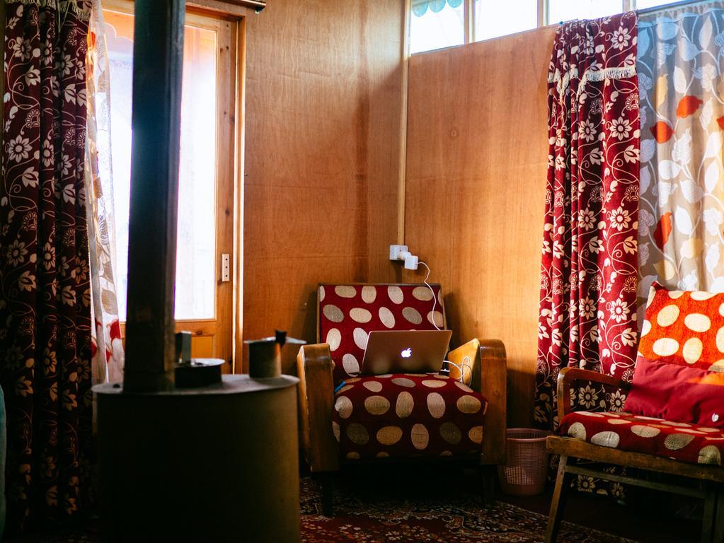 Veena Palace Group Of Houseboats Botel