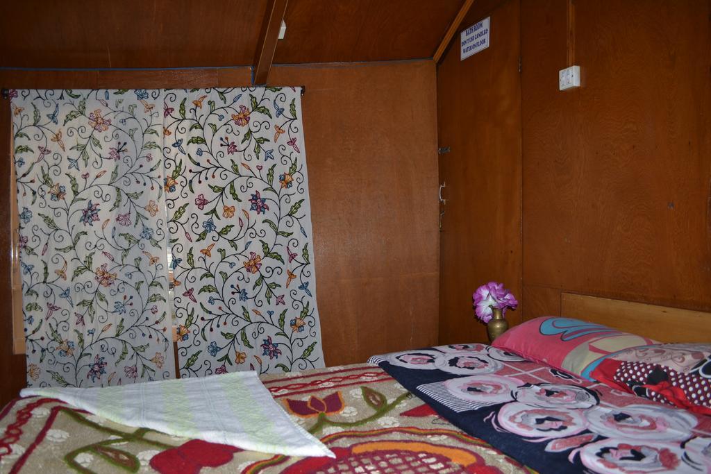 New Bombay Heritage Group Of Houseboats