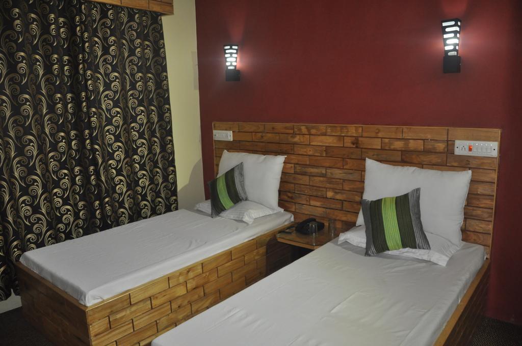 Kashmir Hotel Srinagar (Jammu and Kashmir)