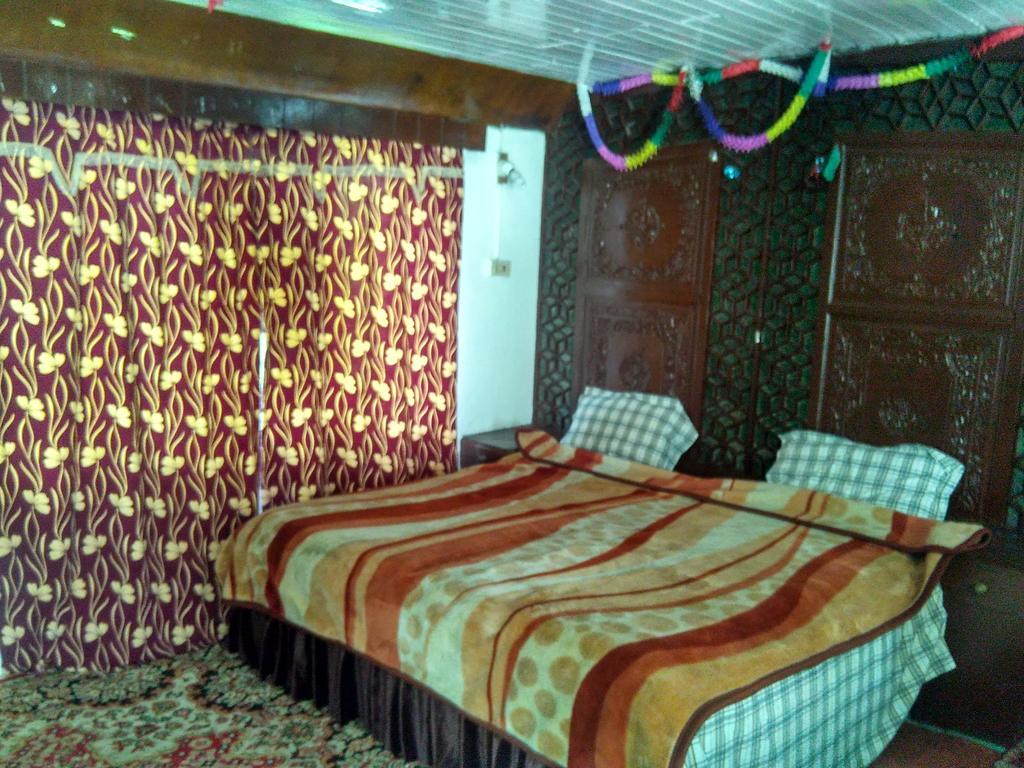 Shalimar Srinagar (Jammu and Kashmir)