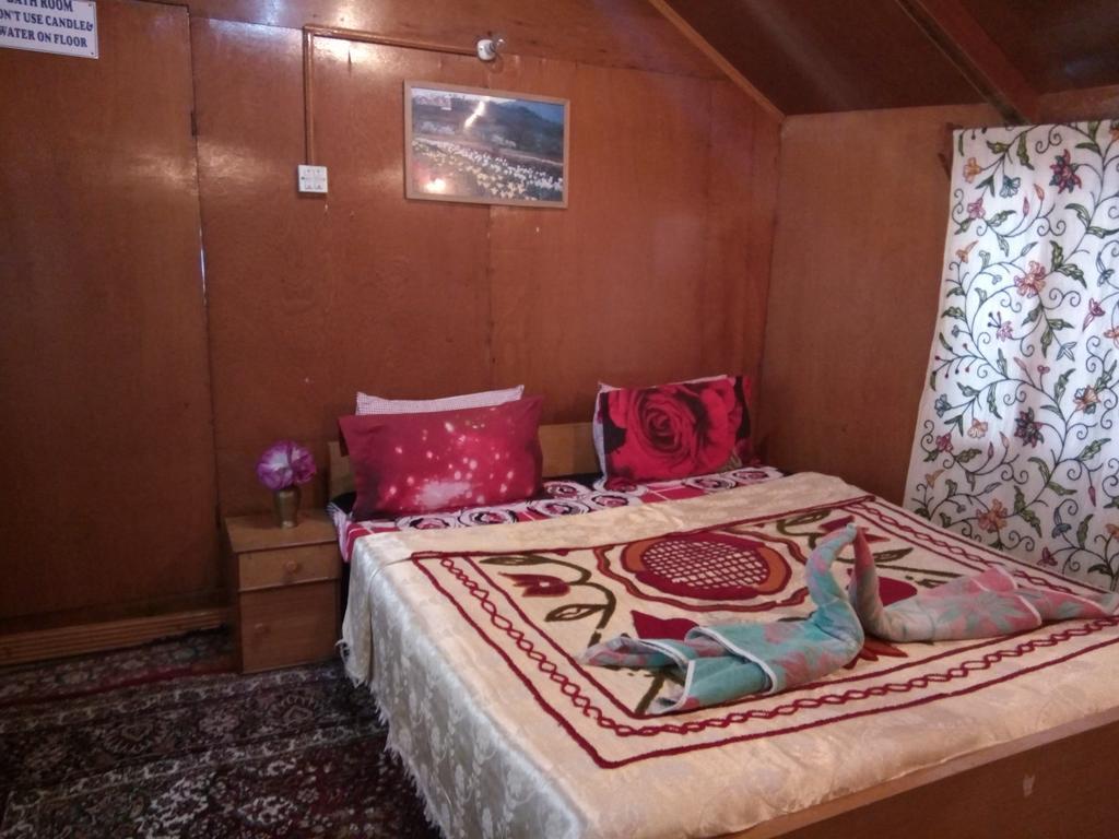 Botel New Bombay Heritage Group Of Houseboats