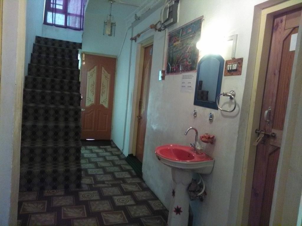 Kashmir Naaz Guest house *