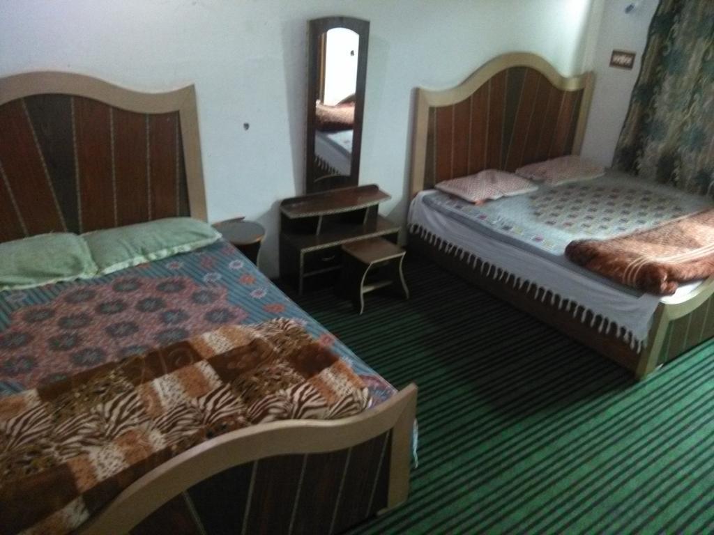 Kashmir Naaz Srinagar (Jammu and Kashmir)