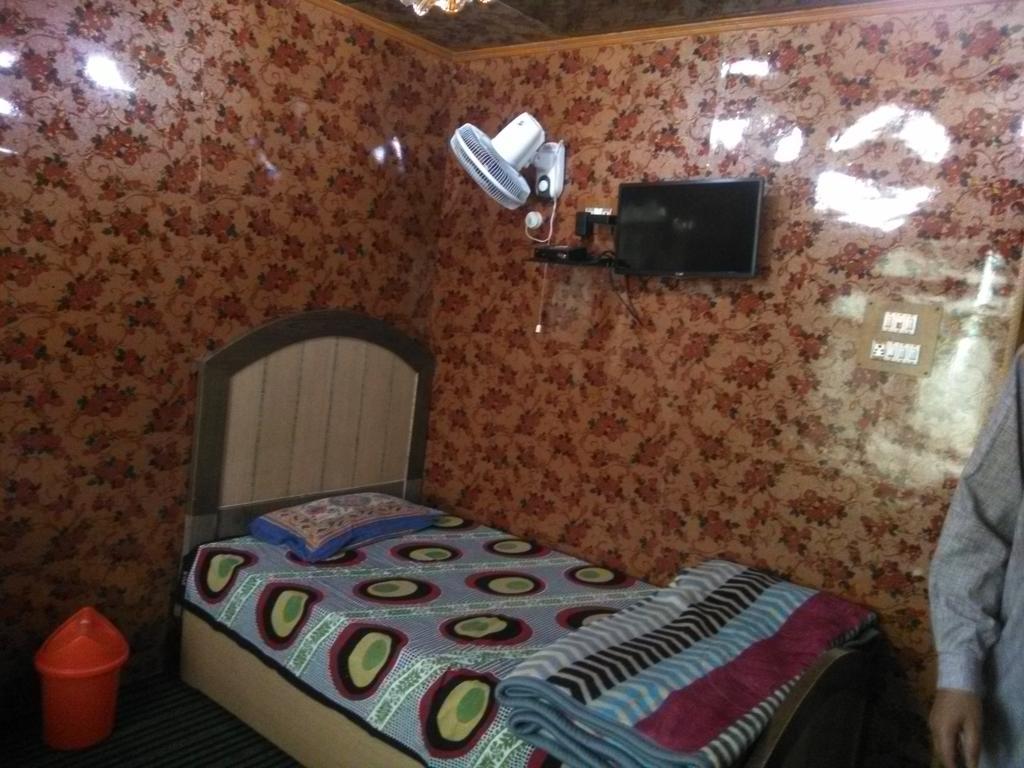 Kashmir Naaz *