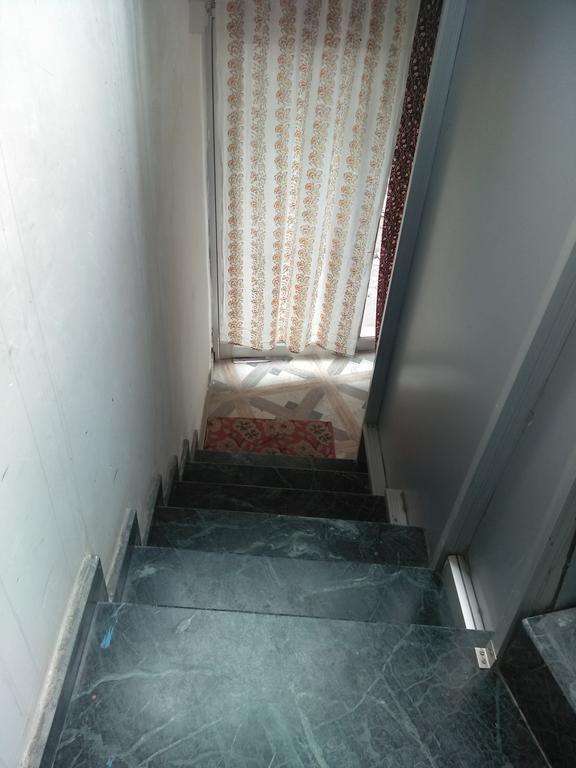 Kashmir Naaz Guest house *