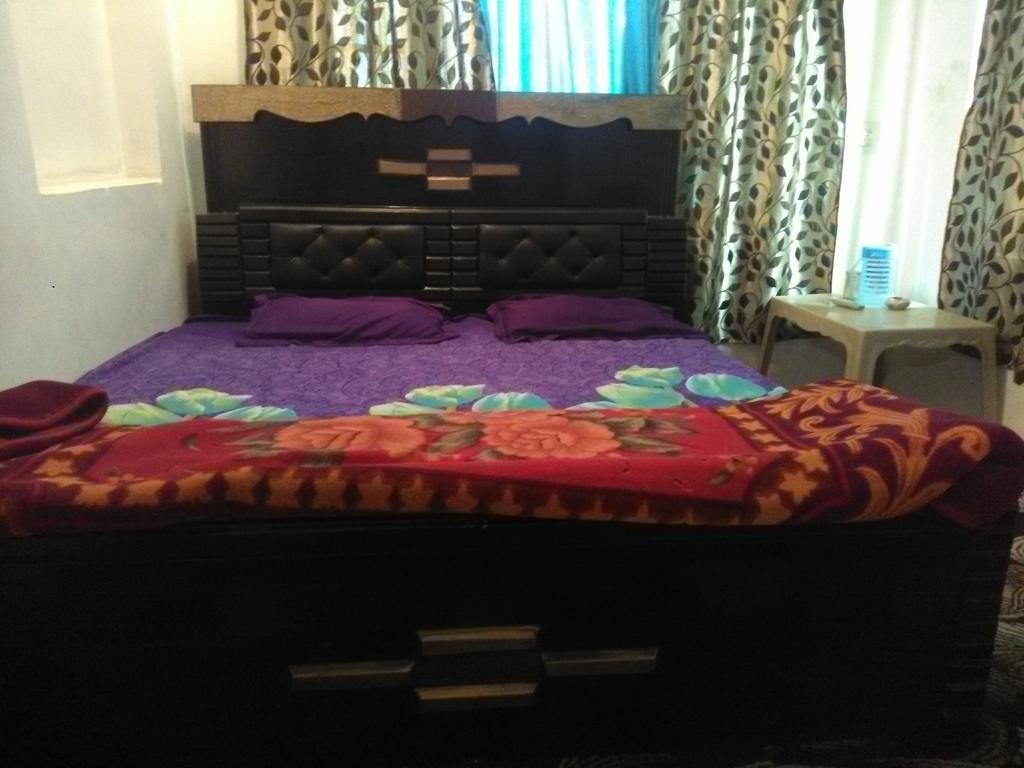 Kashmir Naaz * Srinagar (Jammu and Kashmir)