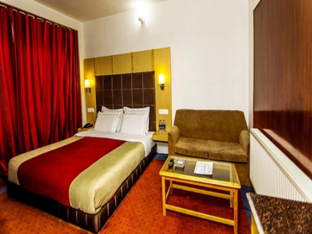 Holiday Plaza Hotel 2*