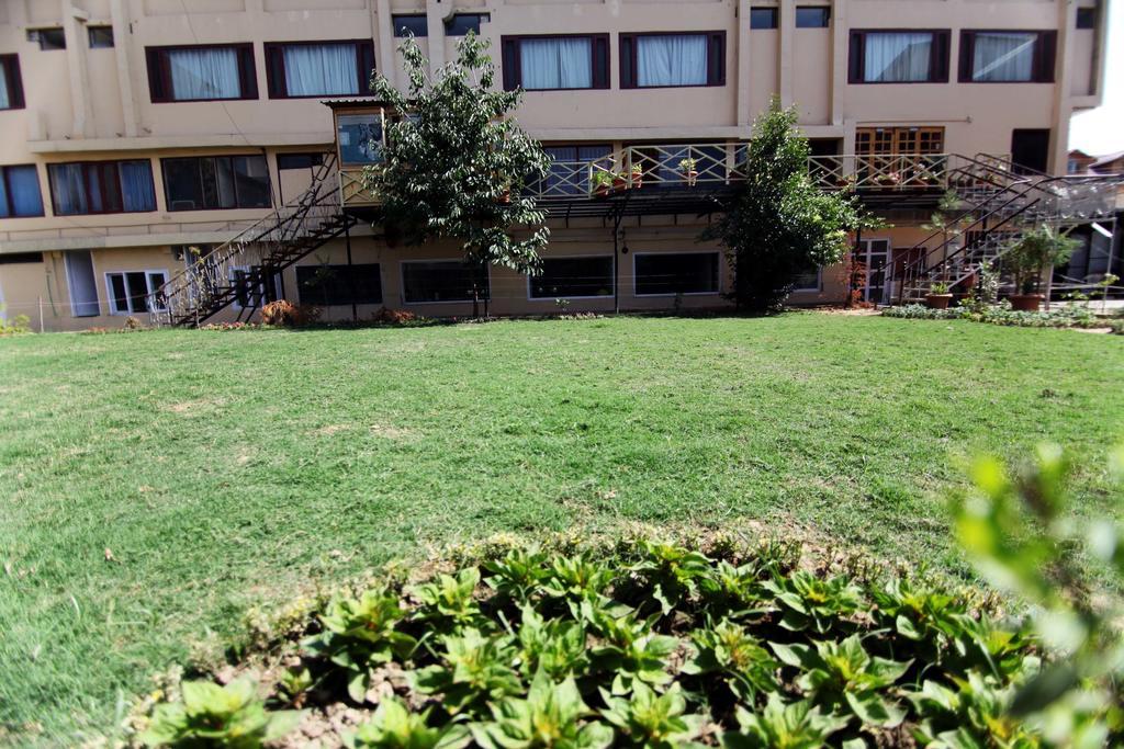 Hotel Holiday Plaza Srinagar (Jammu and Kashmir)