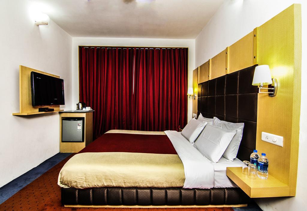 Holiday Plaza Hotel Srinagar (Jammu and Kashmir)