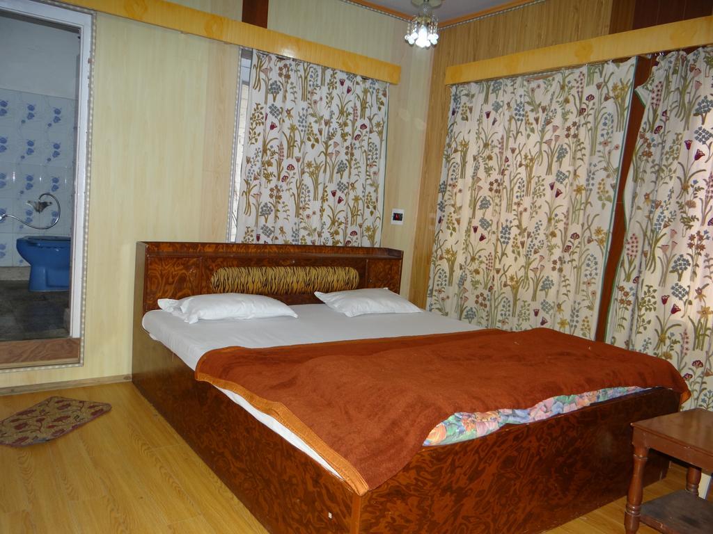 Lassa Bhat * Srinagar (Jammu and Kashmir)