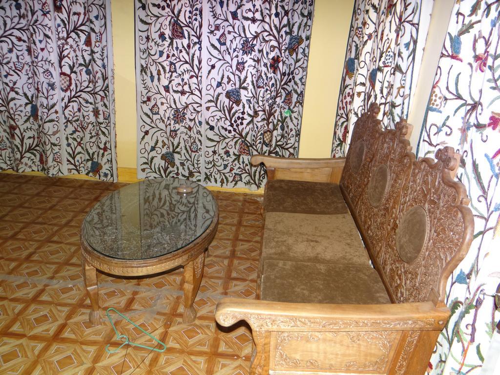 Guest house Lassa Bhat *