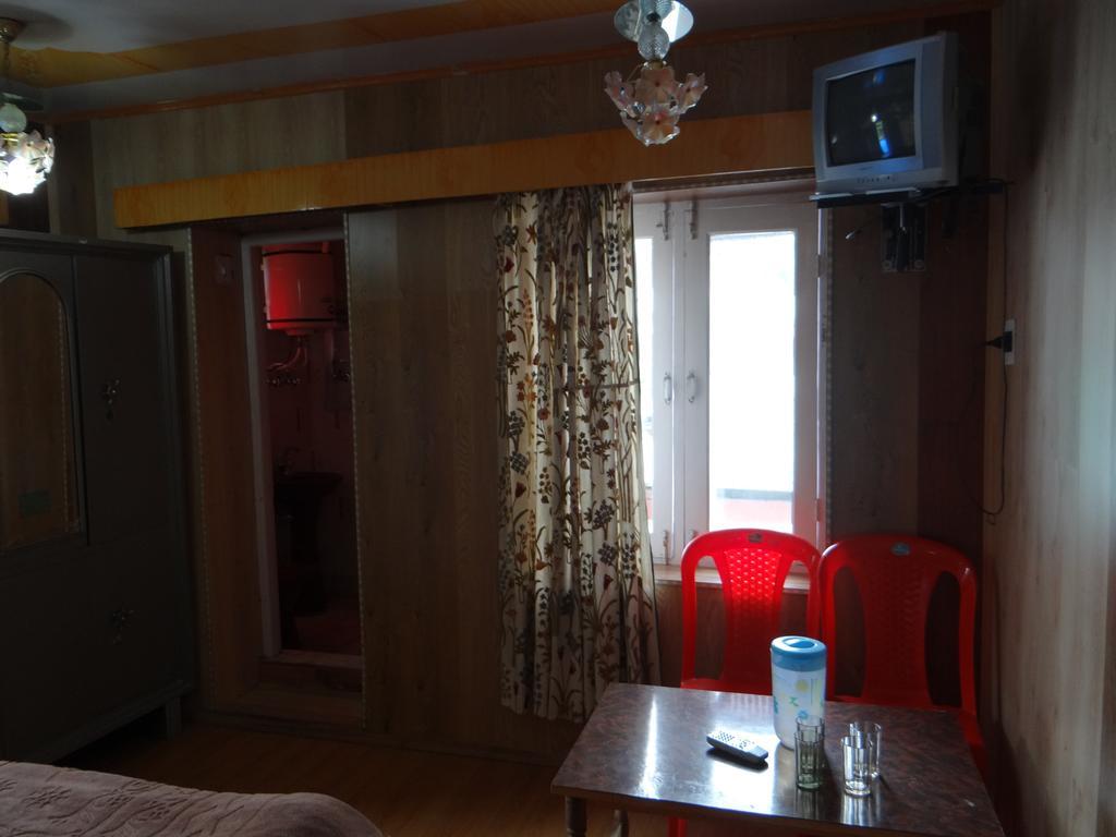 Lassa Bhat * Srinagar (Jammu and Kashmir)