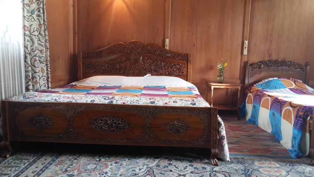 Jacqueline Houseboat Srinagar (Jammu and Kashmir)