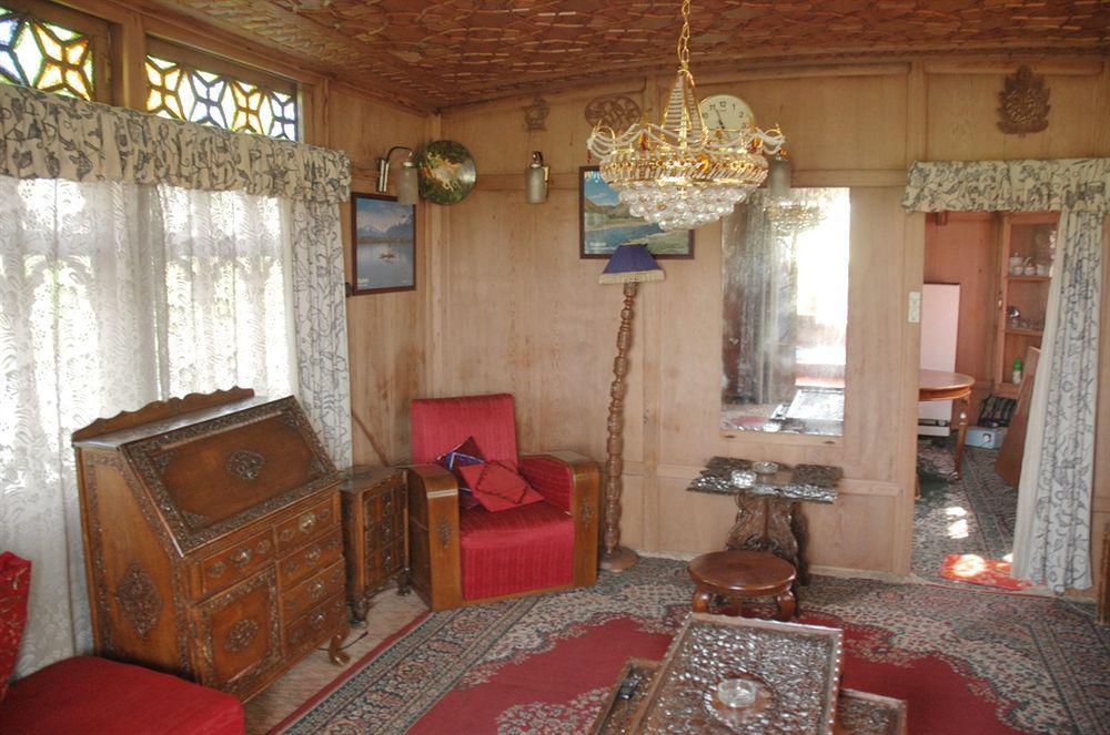 Botel Houseboat Taj Palace *