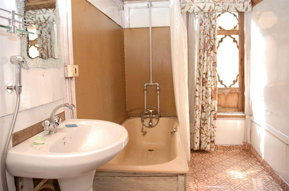 Botel Houseboat Taj Palace